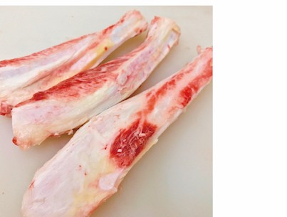 工場内で取れたばかりの新鮮な骨